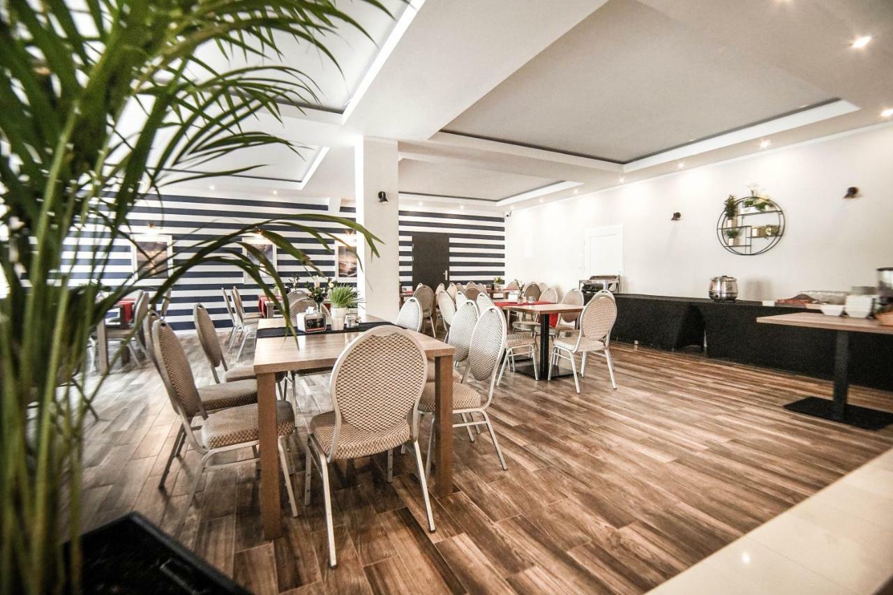 New Corner Hotel Niechorze Bagian luar foto